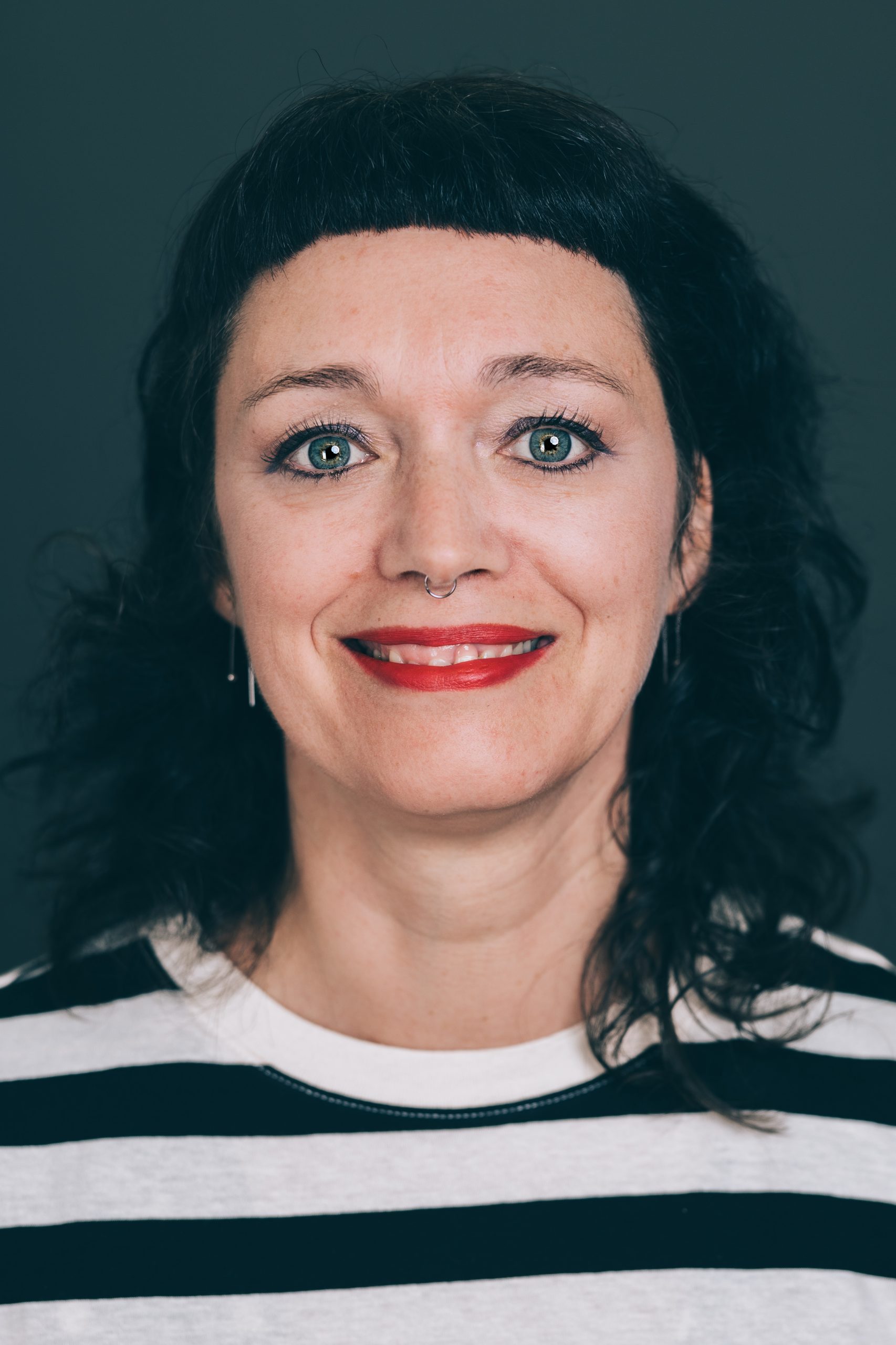 Porträtfoto von Alexandra Feld I Trainerin und Coachin bei Com-Across