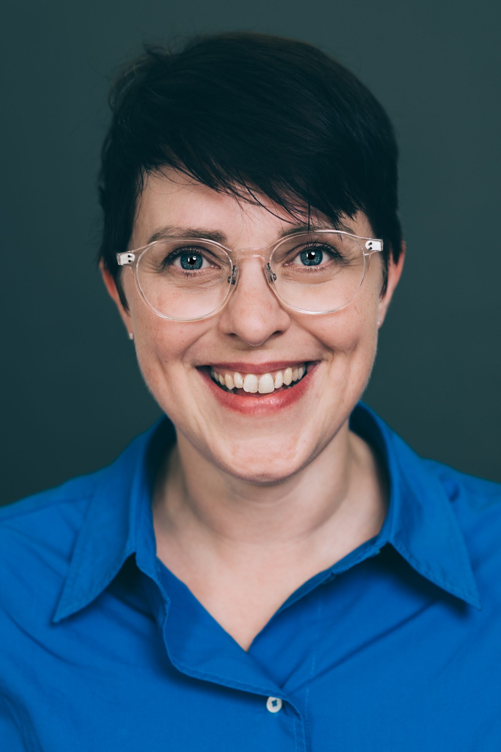 Porträtfoto von Britta Pieper I Trainerin Coach und Mediatorin bei Com-Across
